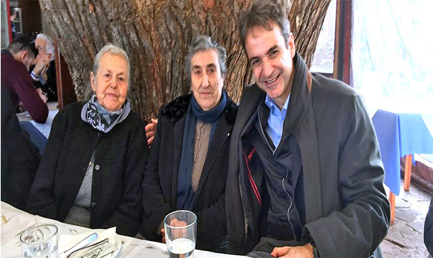 Με τις γιαγιάδες της Λέσβου συναντήθηκε ο Μητσοτάκης