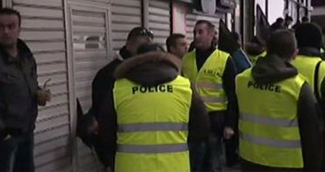 Συμβολική κατάληψη αστυνομικών έξω από το κτίριο του ταμείου τους