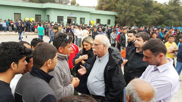 Επίσκεψη Βίτσα στο κέντρο μετεγκατάστασης προσφύγων του Σχιστού