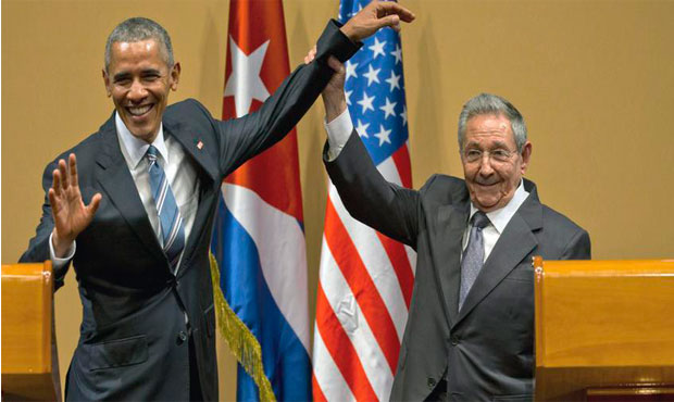 Ιστορική συνάντηση Ομπάμα - Ραούλ Κάστρο
