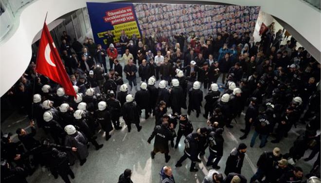 Εισβολή της αστυνομίας στη μεγαλύτερη εφημερίδα της Τουρκίας