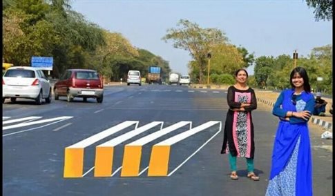 Ινδία: Βάφουν τρισδιάστατες διαβάσεις πεζών για να μειώσουν τα τροχαία